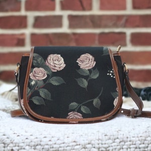 Sac de selle en cuir Cottagecore Black Rose Witchy Vegan, femme sac à main croisé Witchy Rose, sac rose noir, cadeau bohème hippies