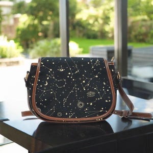 Constellation Star Map Schwarze Witchy Vegan Leder Satteltasche, Witchy mystische Crossed Body Geldbörse Frauen, Hexe Gothic Tasche, Hippies Boho Geschenk