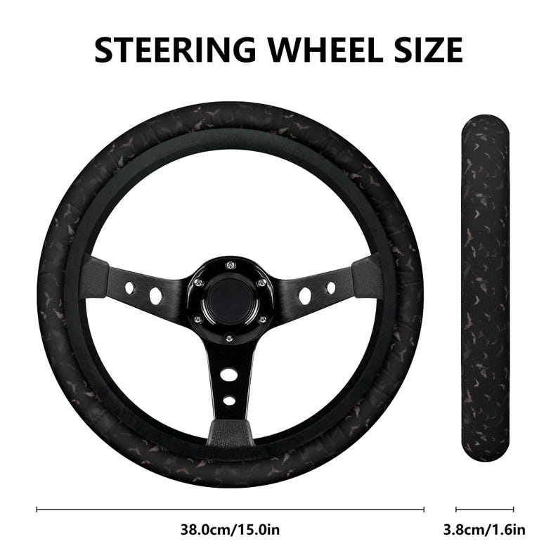 Pode incluir: Volante preto com um padr&atilde;o de morcego preto e branco. O volante tem 38,0 cm de di&acirc;metro e a pega tem 3,8 cm de di&acirc;metro.