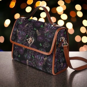 Sac cartable en toile floral violet foncé Cottagecore, sac à main bandoulière pour femmes mignonnes, sac à main en cuir végétalien, sac goth, cadeau bohème hippies