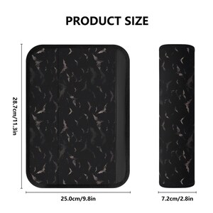 Pode incluir: Mousepad preto e cinza com um padr&atilde;o de morcegos. O mousepad mede 25 cm por 28,7 cm e tem um apoio para o pulso correspondente que mede 7,2 cm de di&acirc;metro.