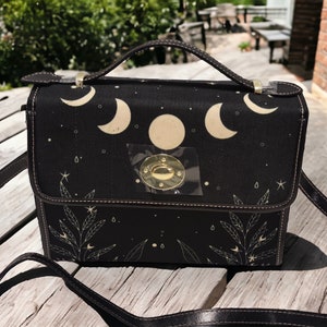 Bolso Cottagecore Celestial Moon Black Canvas Satchel, lindo bolso bandolera de naturaleza para mujer, lindo bolso de mano con correa negra, bolso de regalo boho hippies imagen 2