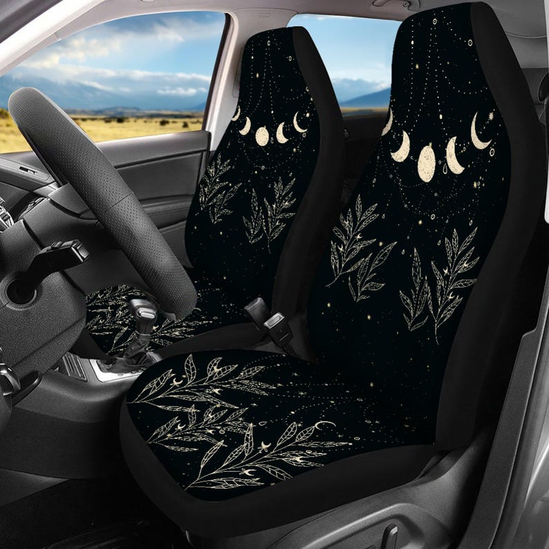 Puede incluir: Fundas para asientos de coche negras con un dise&ntilde;o de luna y hojas blancas. El dise&ntilde;o presenta una luna creciente, una luna llena y una media luna con hojas y enredaderas.