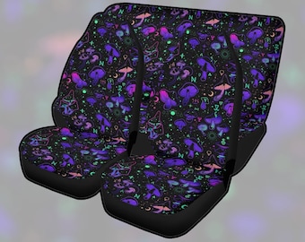 Puede incluir: Conjunto de cuatro fundas para asientos de coche negras con un patrón psicodélico de hongos y celestial en tonos de morado, rosa y verde.