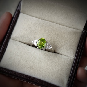 Peridot ring/ 925 sterling silver ring/ oval cut Peridot ring/ August birthstone/ proposal ring/ promise ring/ birthday gift for her