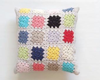 Pearl grey granny square pillow cover 16x16, handmade chunky knit pillow, crochet cushion in recycled cotton eco gift for the home 40x40 cm