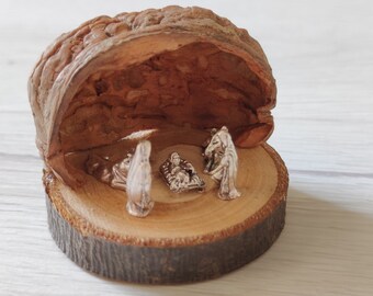 Wooden Nativity set in olive wood, miniature nativity scene artisan handmade Christmas gift in walnut shell
