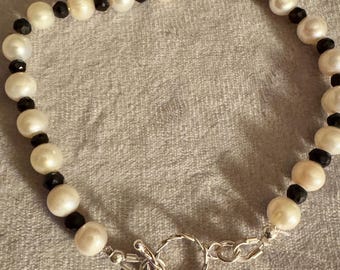 Bracelet en argent sterling avec perles de culture d'eau douce et spinelle noir