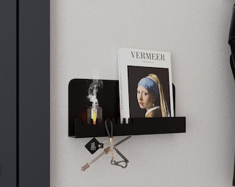 Colgador de llaves minimalista de metal para pared con estante de almacenamiento y ganchos flotantes para llaves en la entrada.