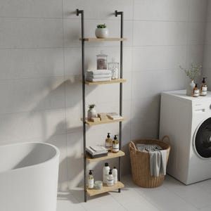 Può includere: Una mensola alta in metallo nero e legno con quattro ripiani. I ripiani contengono asciugamani, piante, barattoli e bottiglie di sapone. La mensola è montata su una parete piastrellata bianca in un bagno. Sono visibili anche una lavatrice e un cesto della biancheria.