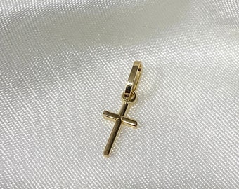9ct Yellow Gold Cross (No Chain) | H.Samuel