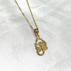 Pendentif scorpion en or 14 carats avec breloque chaîne Singapour de 0,9 mm, collier scorpion, bijoux du zodiaque, breloque scorpion