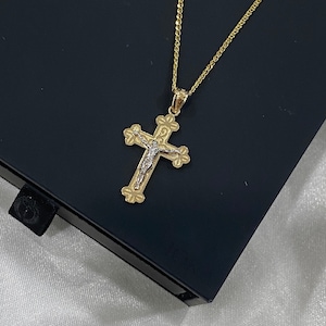 Colgante de cruz crucifijo de oro de dos tonos de 14 quilates con cadena de trigo abierta plana. Colgante de cruz de oro religioso. Idea de regalo de bautismo religioso.