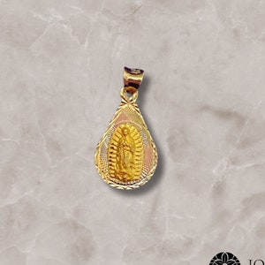 Delicado colgante religioso de oro tricolor de 14 k con corte de diamante y sello de la Virgen de Guadalupe