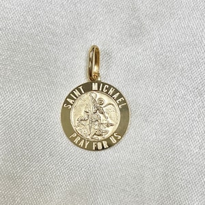 Dije religioso de San Miguel &quot;Ruega por nosotros&quot; en oro amarillo de 14 quilates, pequeño, para collar o cadena.