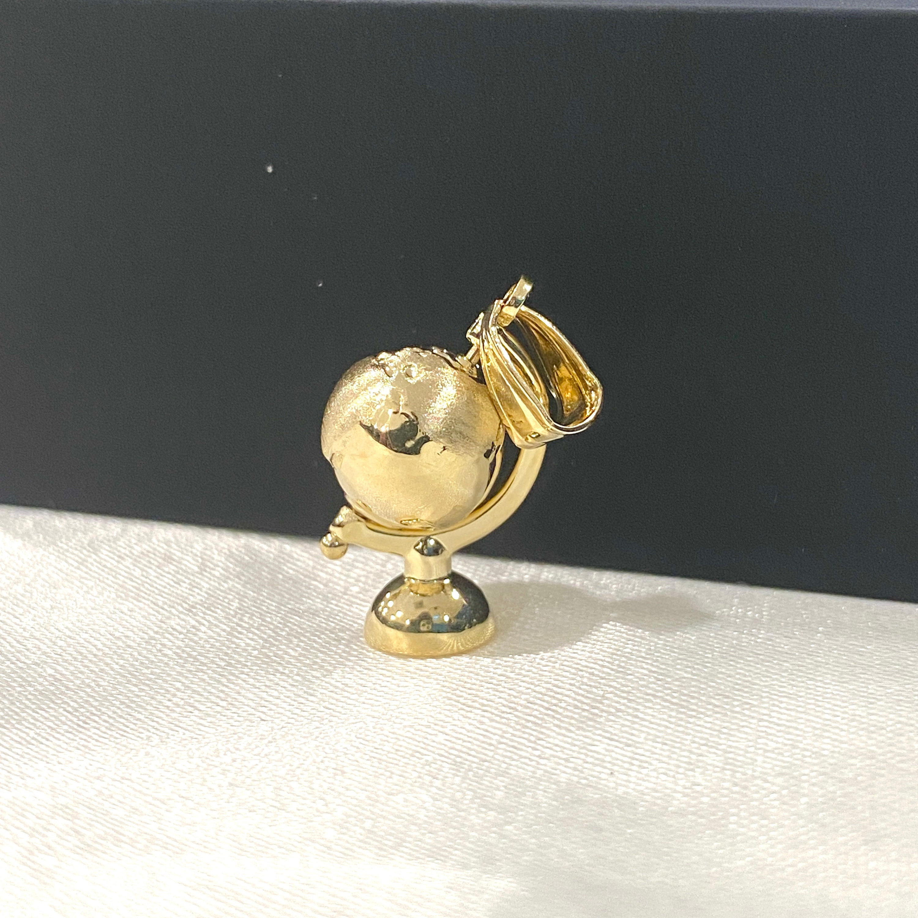 14K Yellow Gold Earth Globe Traveler's Charm Pendant, 14k Solid Gold Globe Of The World Charm Pendant, Gift Ideas for Him/Her
