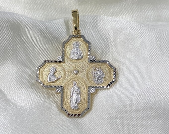 Może przedstawiać: Złoty i srebrny wisiorek w kształcie krzyża z pięcioma postaciami religijnymi w reliefie. Krzyż jest ozdobiony wzorem diamentowym.