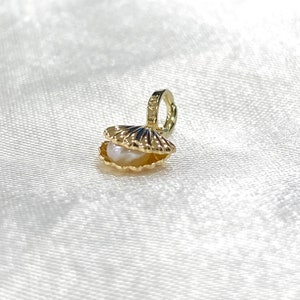 Real 14K Yellow Gold Clam Shell Cultured Pearl Charm Pendant for Necklace or Chain, Small Clam Shell Necklace, Gift for Her
