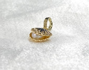 Real 14K Yellow Gold Clam Shell Cultured Pearl Charm Pendant for Necklace or Chain, Small Clam Shell Necklace, Gift for Her