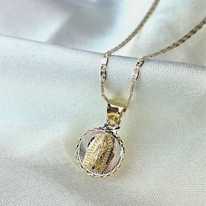 14K Tri Color Gold Halskette unserer Dame von Guadalupe, religiöser Guadalupe Stamp Charm Anhänger mit 1,5 mm Valentino Kette, Jungfrau Maria Halskette