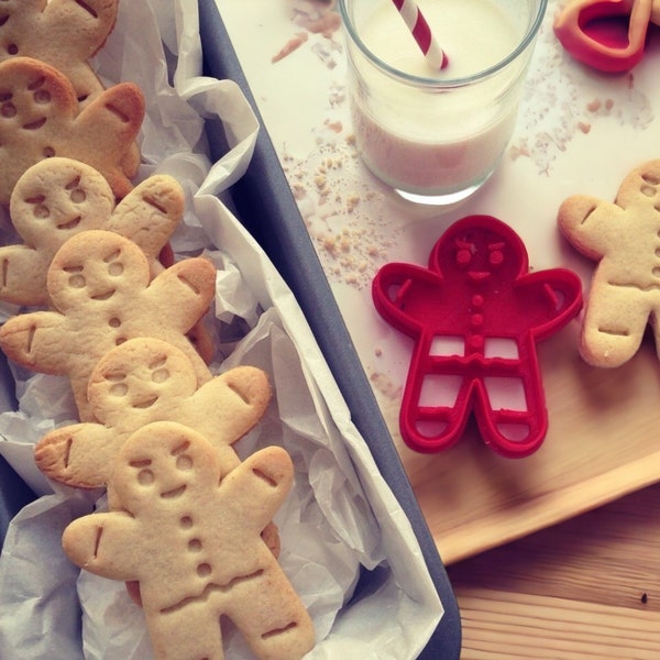 Emporte-pièce bonhomme de pain d'épice, création de biscuits festifs, parfait pour ateliers de cuisine, surprise pour les gourmands