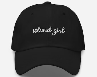 Puede incluir: Gorra de béisbol negra con texto bordado en blanco que dice "island girl".