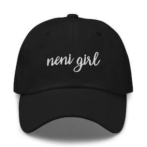 Puede incluir: Gorra de b&eacute;isbol negra con la inscripci&oacute;n "neni girl" en blanco bordado en la parte delantera. La gorra tiene una visera curva y una correa ajustable en la parte trasera.