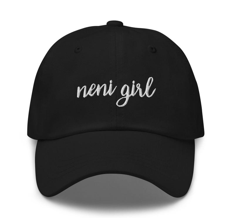 Puede incluir: Gorra de b&eacute;isbol negra con la inscripci&oacute;n "neni girl" en blanco bordado en la parte delantera. La gorra tiene una visera curva y una correa ajustable en la parte trasera.