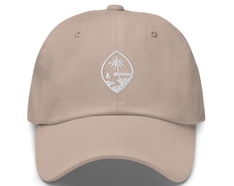 Puede incluir: Gorra de béisbol beige con visera curva. La gorra presenta un emblema bordado blanco de una escena costera con una palmera y olas. Hecha de tela suave, tiene un diseño clásico de seis paneles.