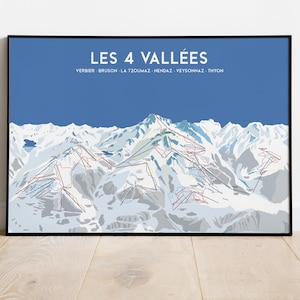 Op de afbeelding: Een ingelijste print met een gestileerde kaart van het skigebied Les 4 Vallées in Zwitserland. Het kunstwerk toont het bergmassief met skipistes en liften tegen een blauwe lucht. De tekst "LES 4 VALLÉES" staat bovenaan.