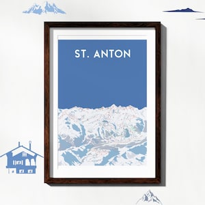 Peut inclure: Impression encadrée représentant une carte de la station de ski de St. Anton. L'œuvre d'art présente un fond bleu ciel avec le texte "ST. ANTON" en blanc. La carte montre les pistes de ski et les détails des montagnes en blanc et rouge.