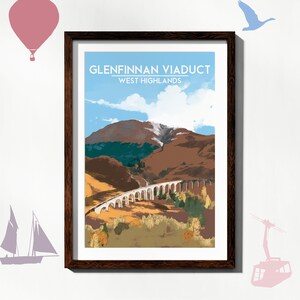 Puede incluir: Impresión artística enmarcada del viaducto de Glenfinnan en las Tierras Altas del Oeste. La obra de arte representa un paisaje escénico con una montaña, un puente y follaje otoñal. El cielo es azul con nubes blancas. El marco es marrón oscuro.