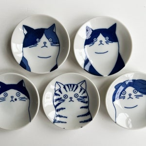 In Japan hergestellte Katzen Kleine Teller Minoyaki Mamezara Bohnen Teller Niedliches Neko Design Saucen und Beilagenteller Blau und Weiß Full Set of 5