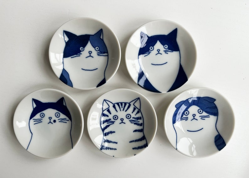 In Japan hergestellte Katzen Kleine Teller Minoyaki Mamezara Bohnen Teller Niedliches Neko Design Saucen und Beilagenteller Blau und Weiß Full Set of 5