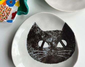 Japan-made Cat-themed Plate | Eye-catching and Charming Small Dish 13.7cm | Neko Design | Black and Ivory Colours