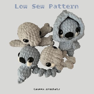 Puede incluir: Cuatro juguetes de ganchillo de felpa en tonos azul claro y gris, con grandes ojos de seguridad negros y parches nasales oscuros. Un juguete lleva capucha. El texto "Low Sew Pattern" aparece arriba y "cuppy.crochets" abajo.