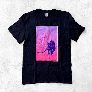 Könnte beinhalten: Schwarzes T-Shirt mit einer Grafik einer Pantherin in einem lila-rosa Farbverlauf. Das Design enthält den Text "LA PANTERA" und die Nummer "90". Das Shirt ist aus einem weichen Material.