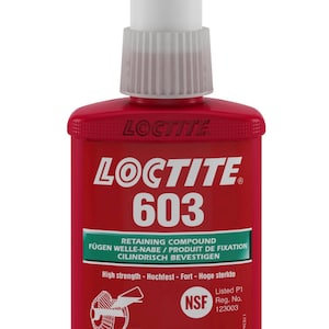 Puede incluir: Una botella roja de compuesto de retención Loctite 603, un adhesivo de alta resistencia para asegurar piezas cilíndricas. La botella es de 50 ml y presenta el logotipo de NSF y una etiqueta de Henkel.