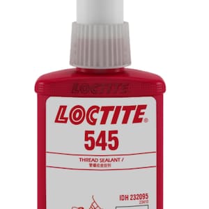 Puede incluir: Botella roja de sellador de roscas Loctite 545 con boquilla blanca. La etiqueta incluye el logotipo de Loctite, el nombre del producto y un diagrama. La botella contiene 50 ml de sellador.