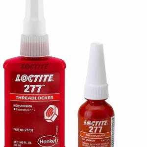 Puede incluir: Dos botellas de fijador de roscas Loctite 277, una botella roja con tapa blanca y una botella roja más pequeña con tapa blanca. La botella más grande está etiquetada como "Loctite 277 Fijador de roscas" y "Alta resistencia" con una nota que indica que es para sujetadores de hasta 1" más. La botella más pequeña está etiquetada como "Loctite 277 Fijador de roscas" y "Alta resistencia" con una advertencia de que puede causar reacción alérgica en la piel e irritación en los ojos. La botella más pequeña está etiquetada como "Net 34 fl. oz. (10 ml)" y la botella más grande está etiquetada como "Net 1.69 fl. oz. (50 ml)".