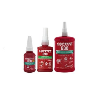 Puede incluir: Tres botellas de fijador de roscas Loctite 638 en botellas rojas con tapas blancas. Las botellas están etiquetadas con el logotipo de Loctite y el nombre del producto. La botella más grande es de 250 ml / 271 g, la botella del medio es de 50 ml / 71 g y la botella más pequeña es de 10 ml / 17 g.