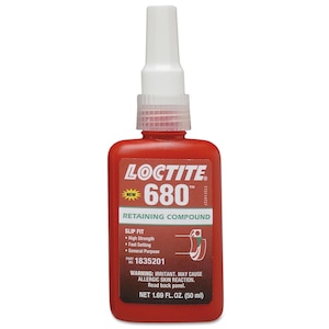 Puede incluir: Una botella roja de compuesto de retención Loctite 680 con una tapa blanca y una etiqueta "Nuevo". La botella está etiquetada "Slip Fit" y enumera las características del producto: alta resistencia, secado rápido y uso general. El número de pieza es 1835201. La botella contiene 50 ml.