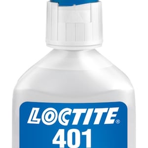 Puede incluir: Una botella azul y roja de adhesivo instantáneo Loctite 401. La botella está etiquetada con el texto "Instant Adhesive, Sofortklebstoff, Adhésif Instantané, Snellijm". La botella es de 50 gramos y está certificada por la NSF.