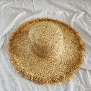 Naturlig raffiahalm Floppy vintagehatt, Frankrike hatt med bred brätte, stråhatt med fransar, strandhatt, damhatt, Billabong stråhatt bild 1