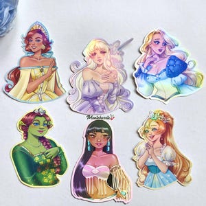 Puede incluir: Conjunto de seis pegatinas ilustradas con diferentes personajes femeninos con coronas y detalles florales. Los personajes se representan en varias poses y llevan diferentes atuendos. Las pegatinas están impresas en un material brillante e impermeable.