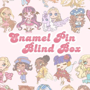Puede incluir: Fondo rosa claro con ilustraciones de personajes de dibujos animados, incluyendo hadas y sirenas. El texto "Enamel Pin Blind Box" está escrito en rosa con una fuente retro.