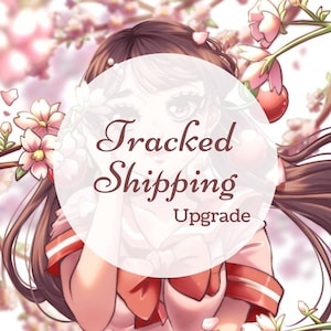 Può includere: Un'illustrazione rosa e bianca di una ragazza con lunghi capelli castani, che indossa una camicia da marinaio rossa e bianca. L'immagine ha un cerchio bianco con il testo "Tracked Shipping Upgrade" in un font corsivo.