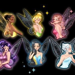 Puede incluir: Ilustración de seis hadas con alas y vestidos coloridos sobre un fondo negro con acentos de estrellas. Cada hada tiene un peinado y tono de piel únicos, con alas en tonos de amarillo, morado, rosa y azul.