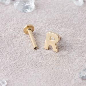 Piercing de letra R en oro macizo de 14 quilates, aretes pequeños con letra R, regalo personalizado, piercing de hélice, piercing de caracola, regalo de cumpleaños
