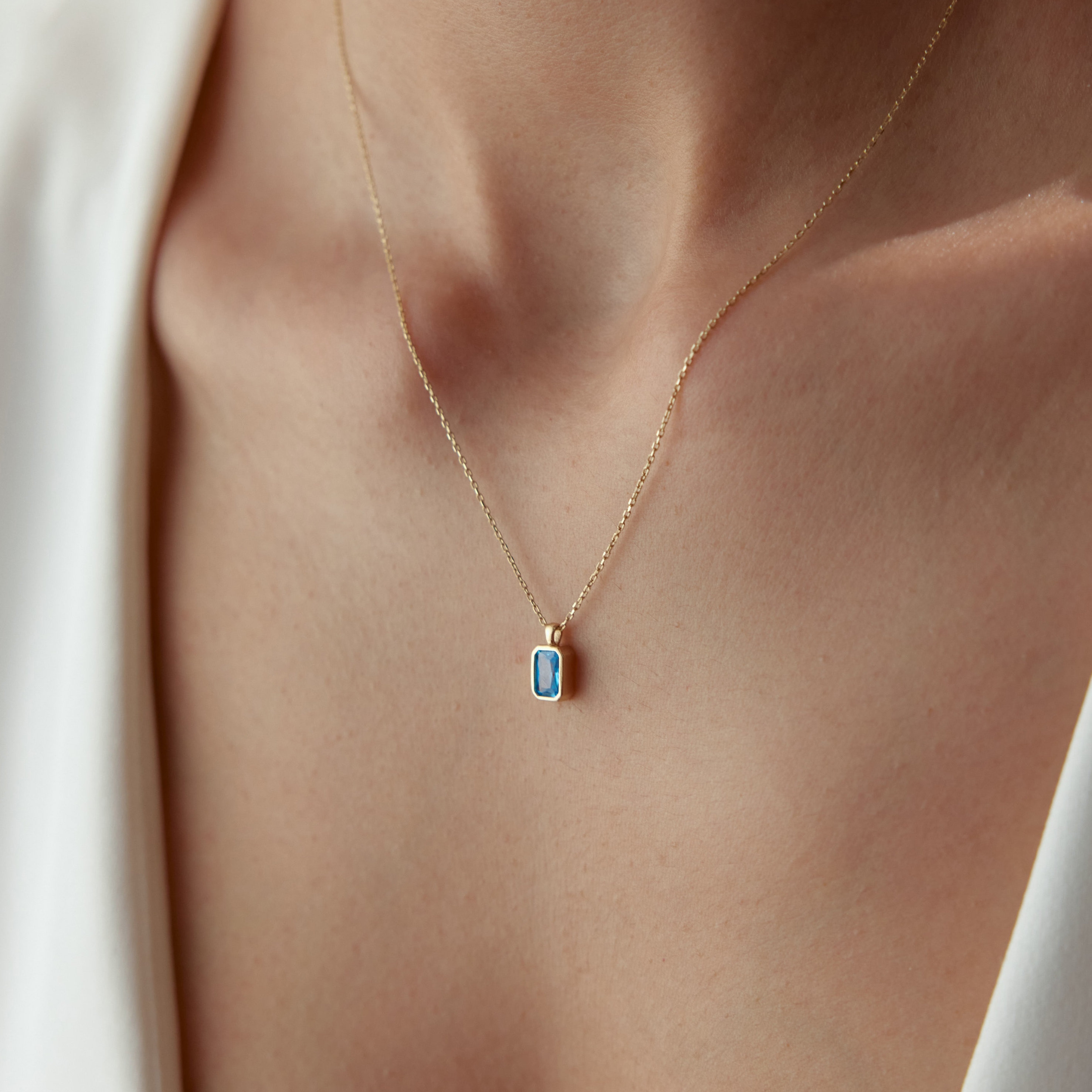 Collana in oro 14k con acquamarina, ciondolo in oro massiccio con acquamarina, collana da sposa, collana con pietra portafortuna, ciondolo con pietra portafortuna, collana di marzo